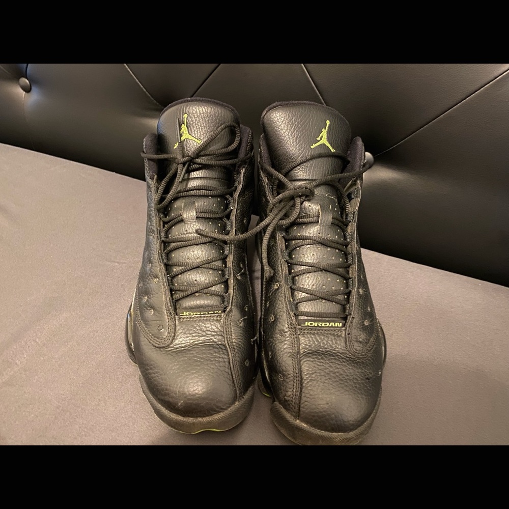 Preowned Jordan 13 Altitude Black/Electronic
Green size 11.